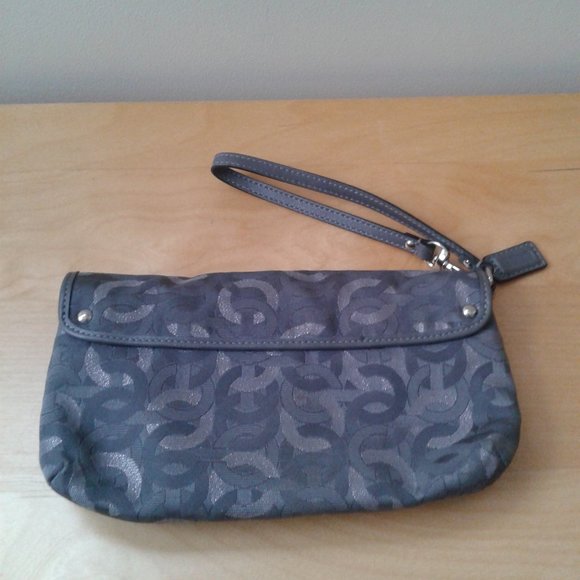 Coach Small Clutch. - Picture 5 of 10